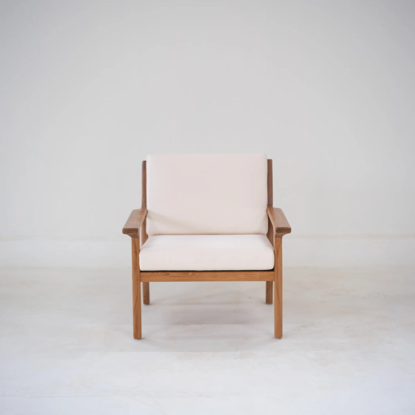 Matala lounge chair in Grade A teak with white outdoor cushions, featuring a boho and Scandinavian design.