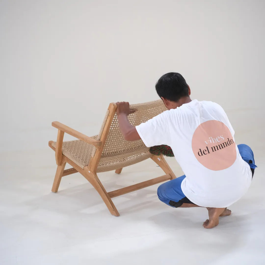 Acabado artesanal a mano del sillón lounge Tropézienne con ratán tejido y estructura de teca.