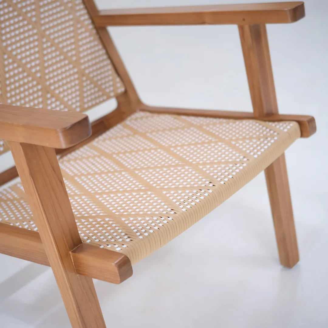 Fauteuil lounge en teck fait main avec assise en rotin tressé – Chetumal par Vibes del Mundo