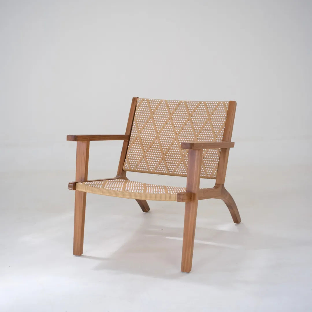 Fauteuil lounge en teck fait main avec assise en rotin tressé – Chetumal par Vibes del Mundo