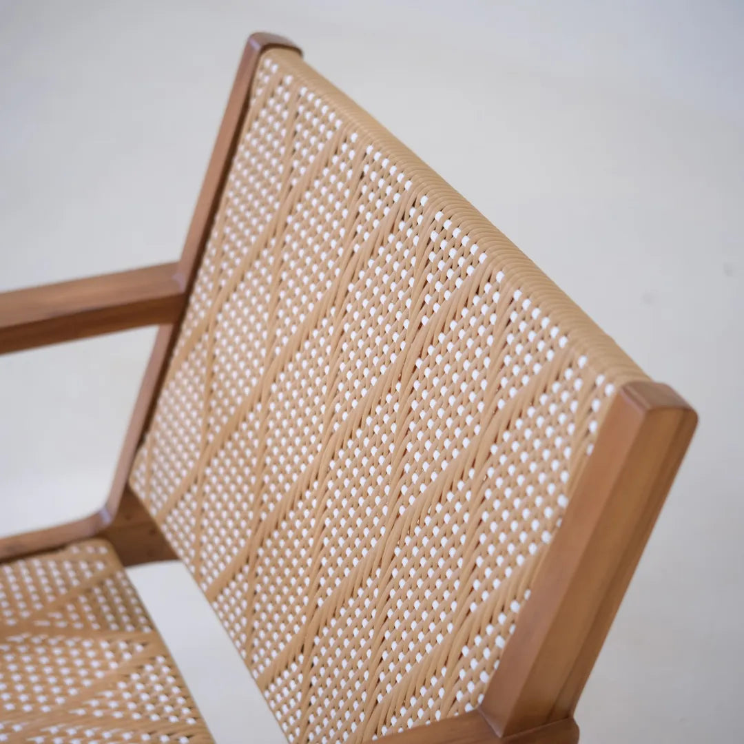 Fauteuil lounge en teck fait main avec assise en rotin tressé – Chetumal par Vibes del Mundo