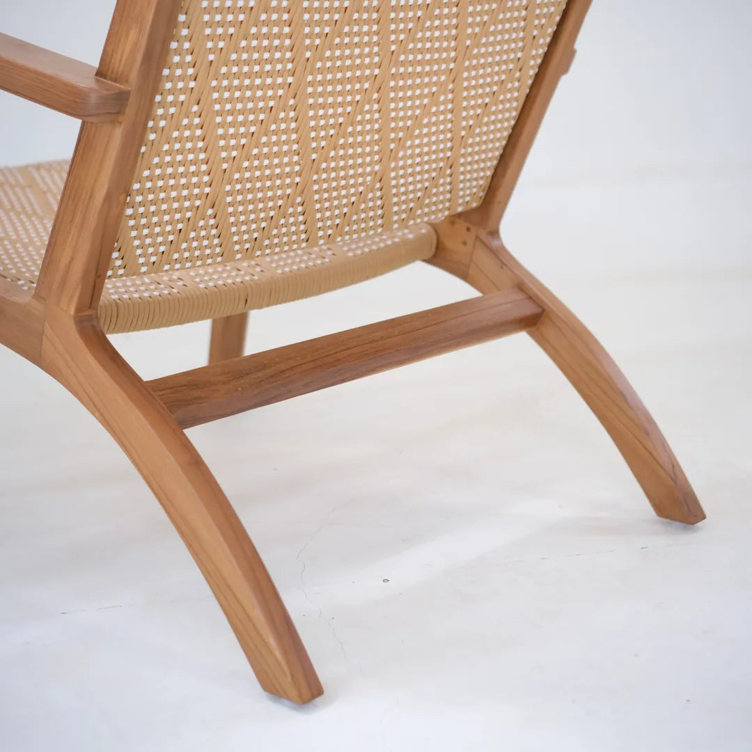 Fauteuil lounge en teck fait main avec assise en rotin tressé – Chetumal par Vibes del Mundo