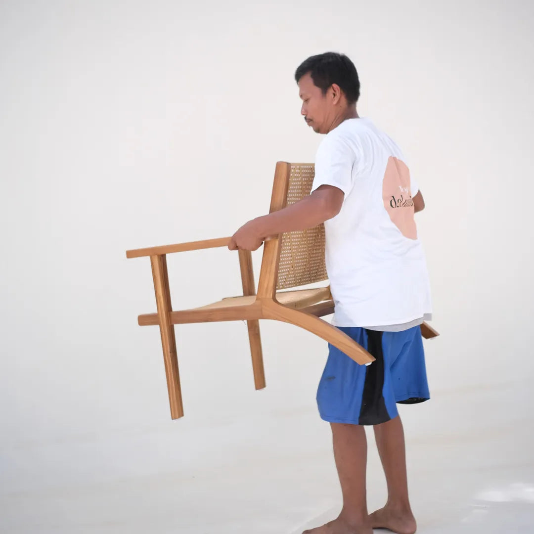 Fauteuil lounge en teck fait main avec assise en rotin tressé – Chetumal par Vibes del Mundo