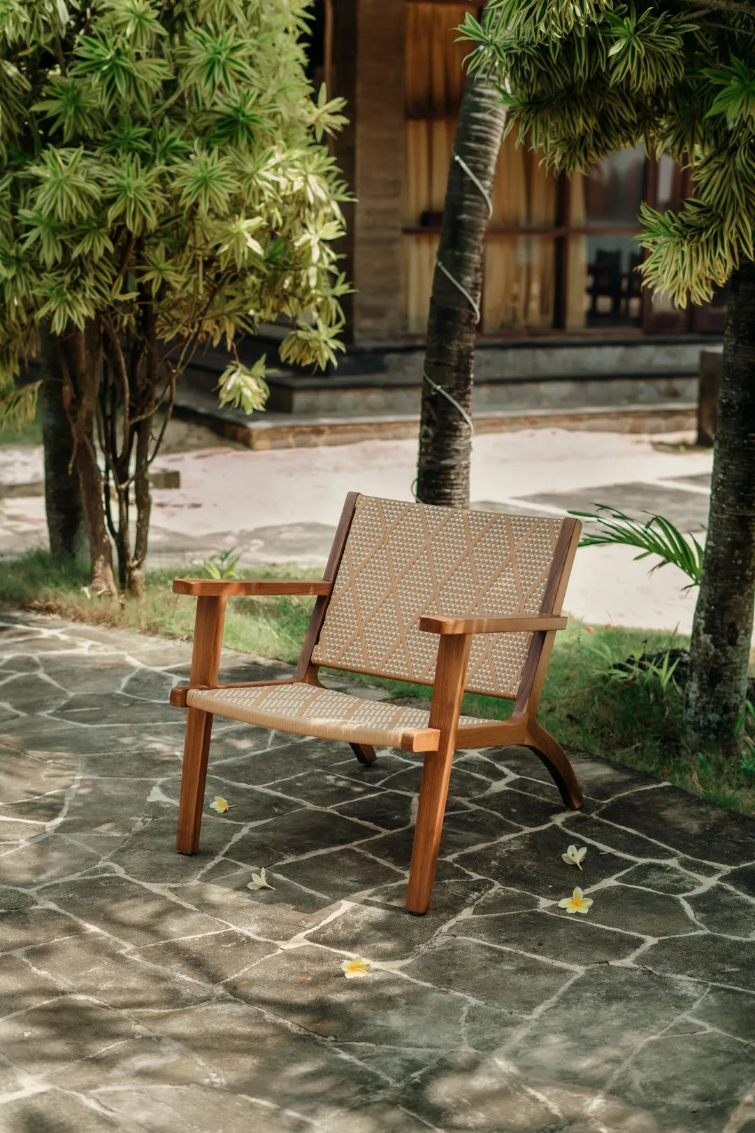 Fauteuil lounge en teck fait main avec assise en rotin tressé – Chetumal par Vibes del Mundo