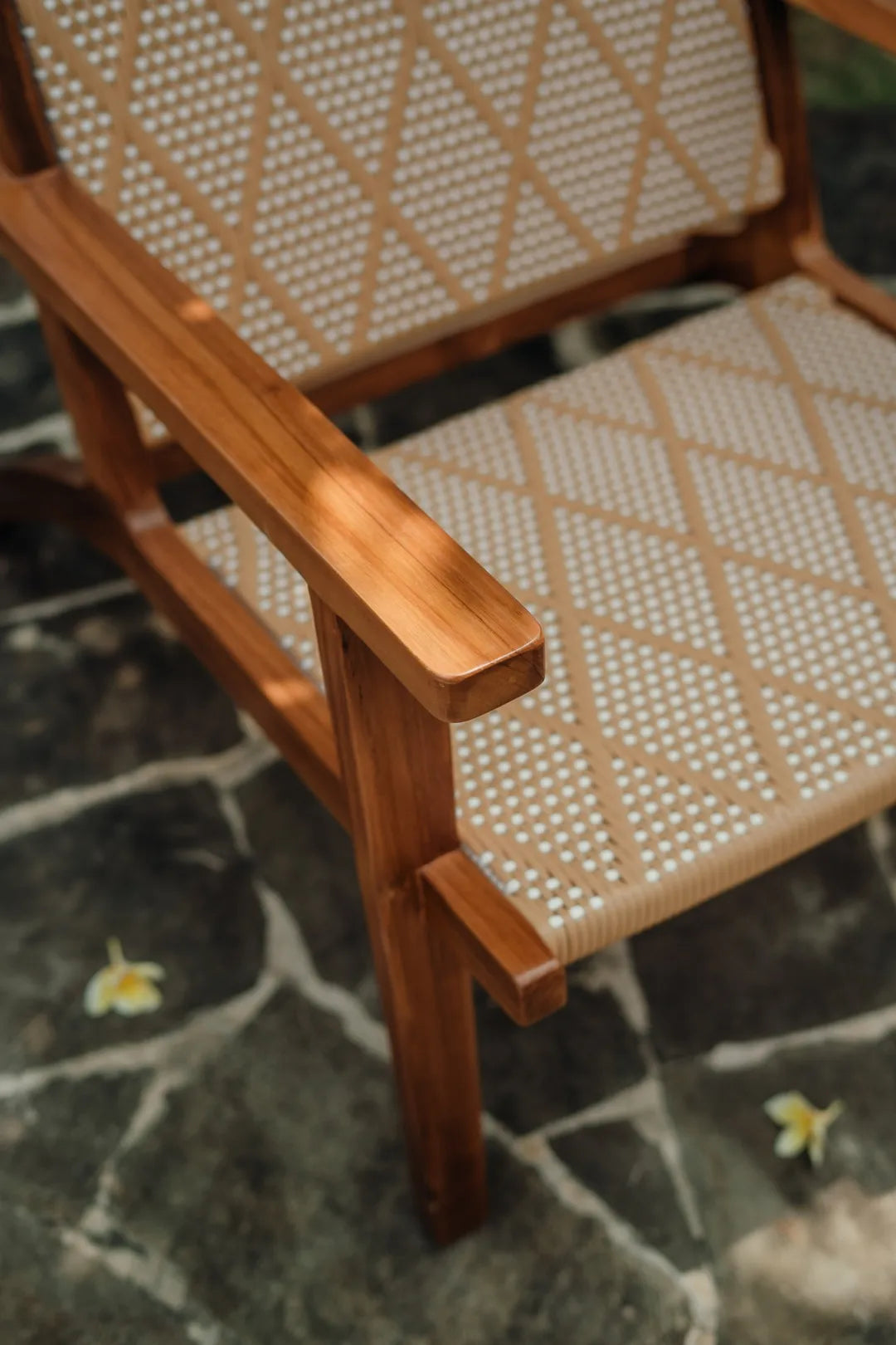 Fauteuil lounge en teck fait main avec assise en rotin tressé – Chetumal par Vibes del Mundo