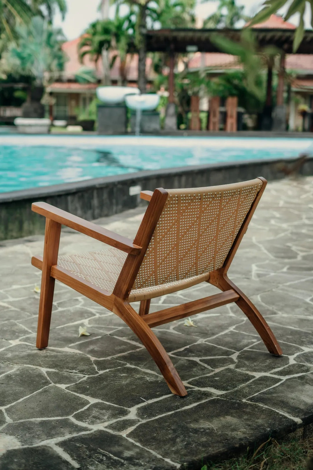 Fauteuil lounge en teck fait main avec assise en rotin tressé – Chetumal par Vibes del Mundo