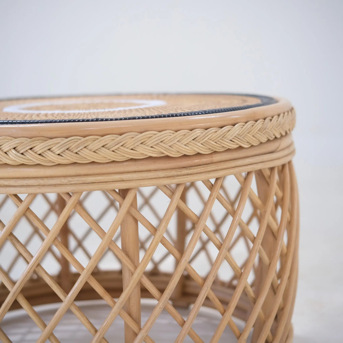 Table basse en rotin faite à la main