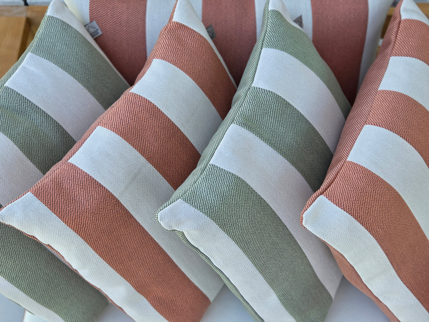 Cyrus Swamp Green Outdoor-Kissen 45x45 cm – Streifenmuster